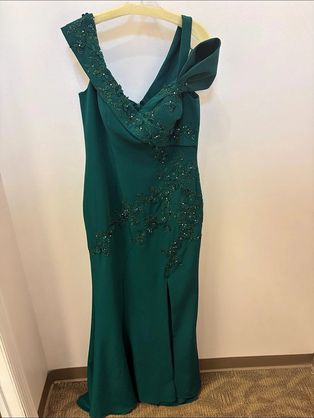 Terani Couture Embellished Maxi Dress in Green Size 14 Like New